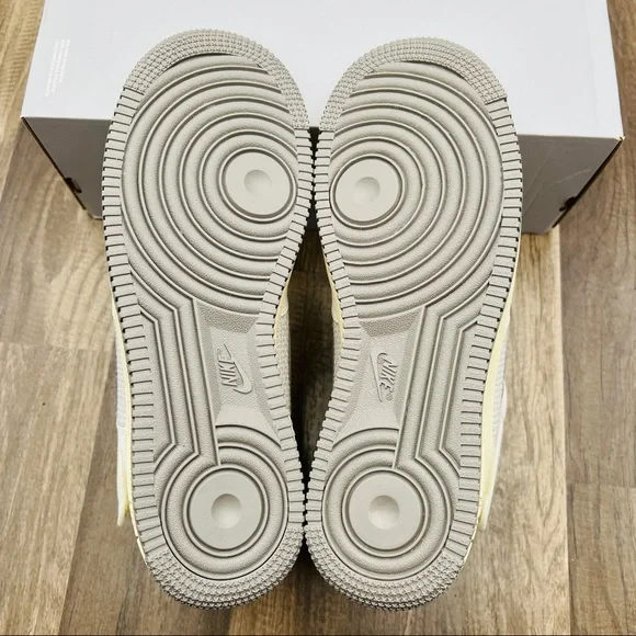 Nike Air Force 1 High LE - Picture 6 of 8